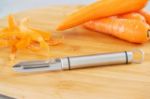 Picture of OVAL HANDLED PROFESSIONAL STAINLESS STEEL PEELER