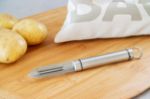 Picture of OVAL HANDLED PROFESSIONAL STAINLESS STEEL PEELER